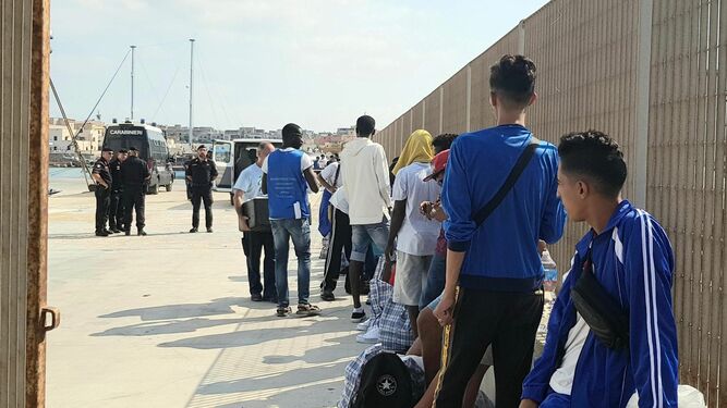 Varios de los inmigrantes que esperan a embarcar en el 'Audaz' en Lampedusa.