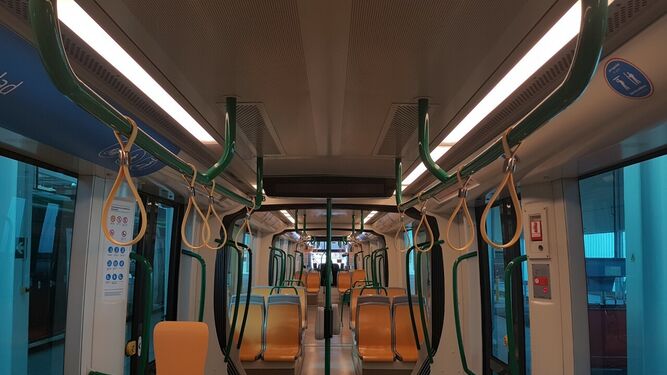 El Metro incorpora asideros para los pasajeros que viajan de pie