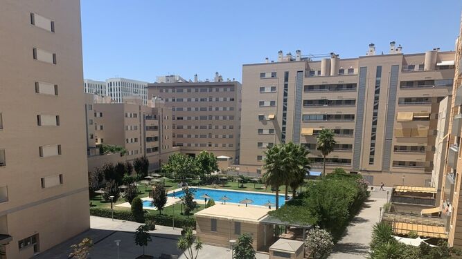 Una urbanización de bloques con piscina comunitaria en Granada.