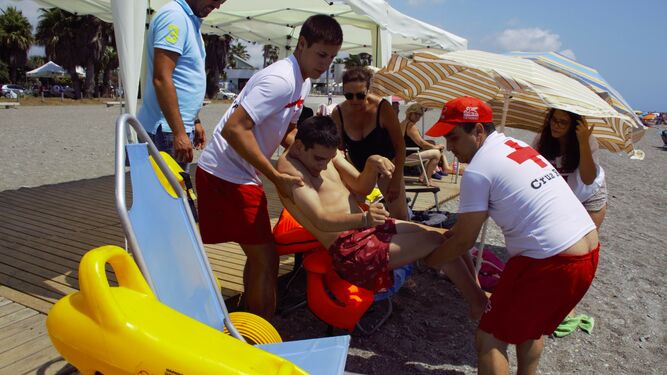 Álvaro es asistido por integrantes de la cruz roja para darse un baño