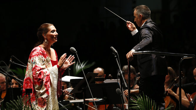Marina Heredia, el maestro Ricardo Casero y la OCG en el concierto inaugural del año pasado.