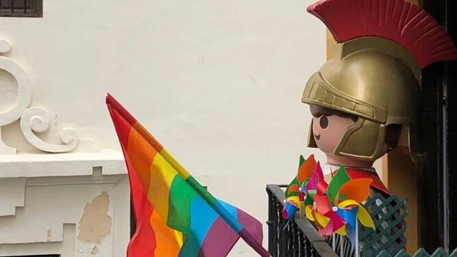 El Playmobil gigante desaparecido, con la bandera del Orgullo.