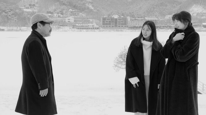 Gi Ju-bong,  Kim Min-hee y Song Seon-mi en una imagen del filme de Hong Sangsoo.