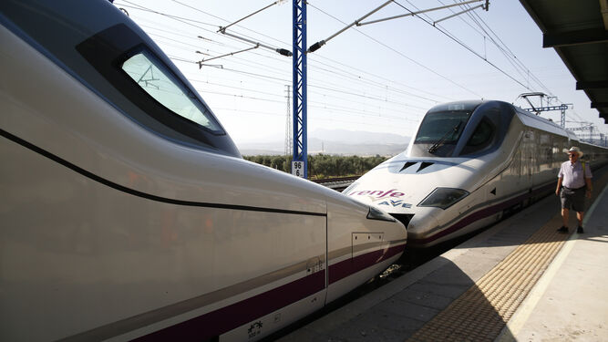 Dos trenes AVE acoplados en Antequera-Santa Ana