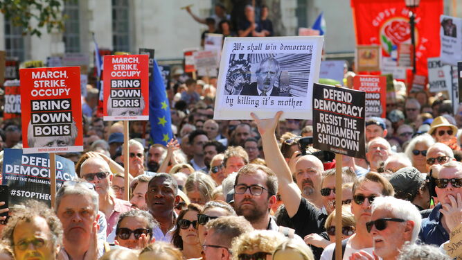La mayoría de los manifestantes portaban pancartas contra el primer ministro Boris Johnson.