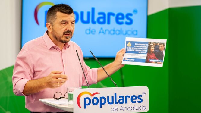 El vicesecretario del PP andaluz, Toni Martín, ayer en la sede regional del partido.