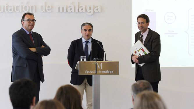 Arturo Bernal, a la izquierda, junto a Elías Bendodo –centro– y Álvaro Blanco, en 2017 en Málaga.