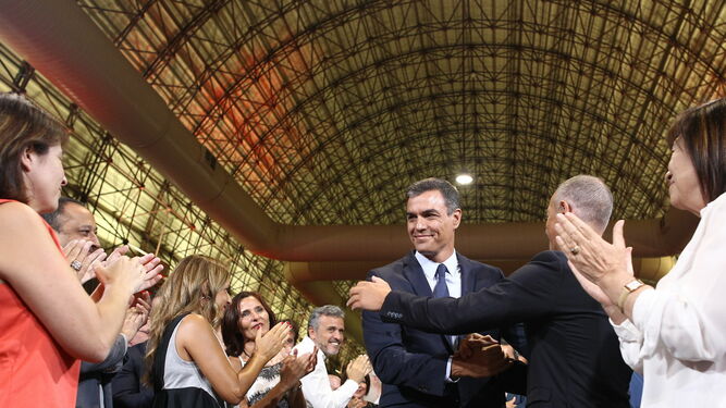 El presidente en funciones, Pedro Sánchez, saluda a sus compañeros este martes en el acto en Madrid.