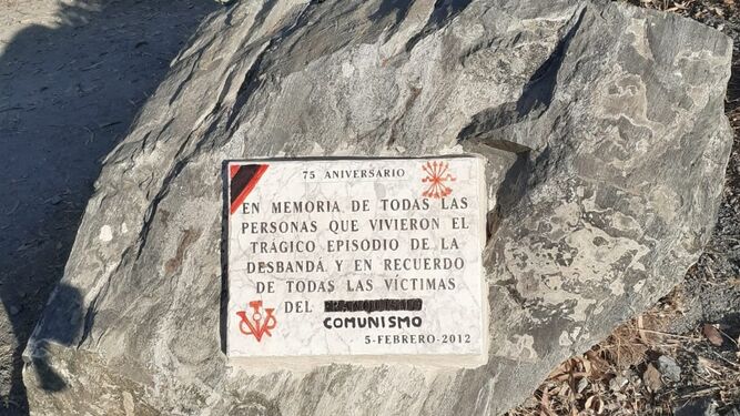 Una placa en recuerdo de las víctimas del franquismo aparece con pinturas en Almuñécar