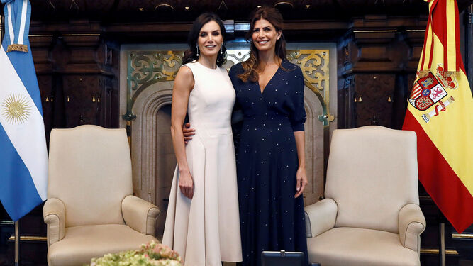 La Reina, el pasado marzo, con la primera dama argentina, a la que ha 'copiado' el vestido.