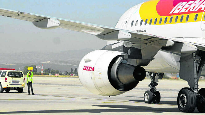 Momento del aterrizaje de un avión en el Aeropuerto de Granada