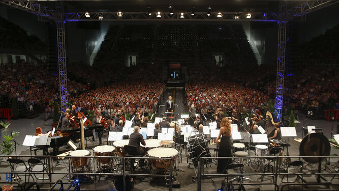 Miles de personas asistieron al concierto inaugural de la OCG el año pasado.