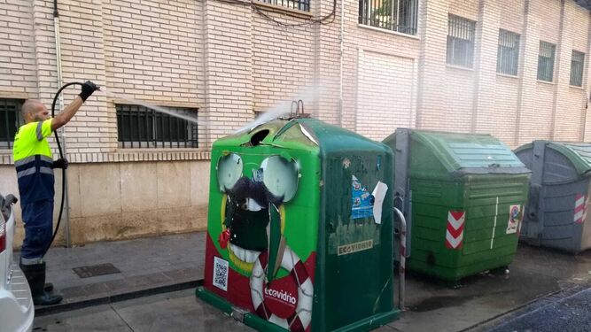 Imagen de las tareas de limpieza de los contenedores en Motril