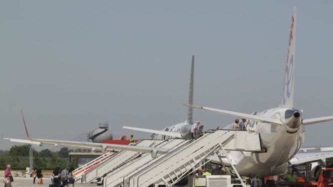Un avión de Air Europa con las rampas de acceso en la pista del aeropuerto de Granada