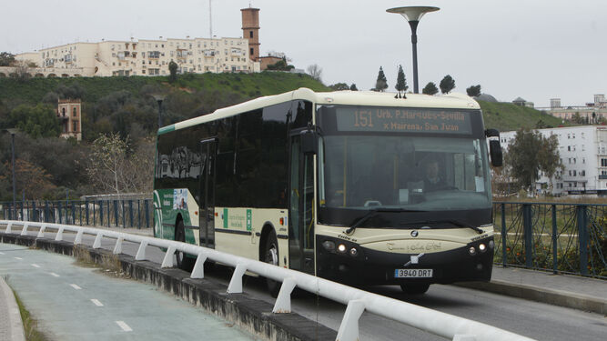 Un autobús del Consorcio Metropolitano de Transportes procedente del Aljarafe.