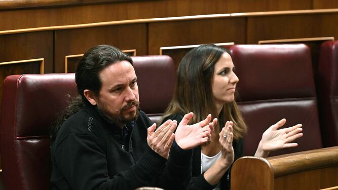 El líder de Unidas Podemos, Pablo Iglesias, y su compañera, Ione Belarra durante el pleno del Congreso que se celebra este martes en la Cámara Baja.