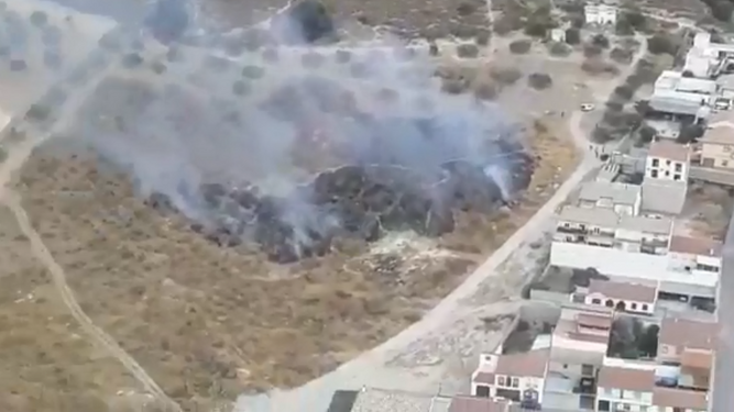 Extinguido el incendio en un descampado junto a unas viviendas en Íllora