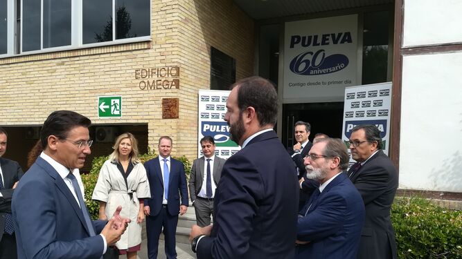 Imagen de la llegada de la visita del alcalde, Luis Salvador, recibido por el consejero delegado de Puleva en Granada, Ignacio Elola