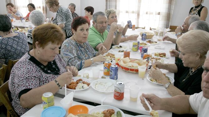 Imagen de una comida en un centro de residencia para personas mayores