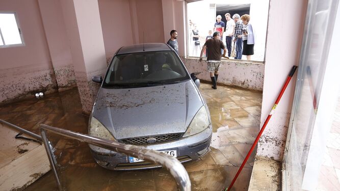 La riada arrastró un coche al interior de un establecimiento en Alhaurín el Grande en Málaga