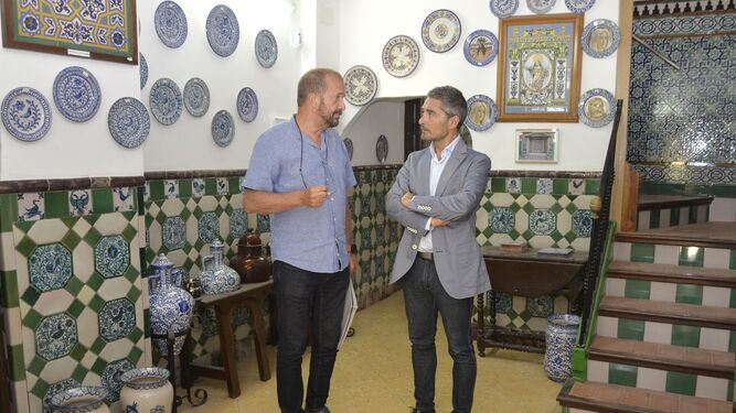 Cecilio Madero y Manuel Olivares, durante la visita a la fábrica de Fajalauza.