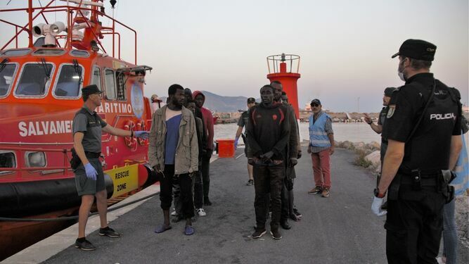 Inmigrantes en el puerto de Motril en una imagen de archivo.