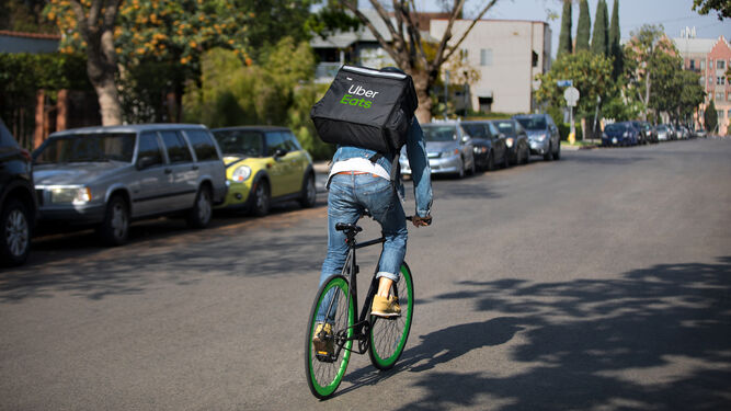 Un repartidor de Uber Eats en bicicleta