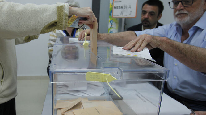 Votación en un colegio electoral andaluz en la convocatoria del 28-A.