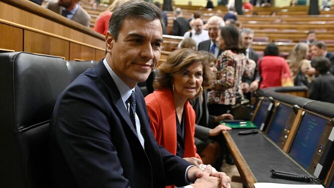 El presidente del Gobierno en funciones, Pedro Sánchez, y la vicepresidenta, Carmen Calvo, en la sesión de control del miércoles pasado.