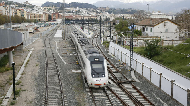 Imagen de archivo de un tren regional que sale de la Estación de Granada.