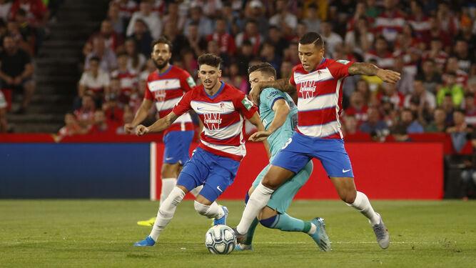 Machís se lleva un balón en el partido ante el Barcelona