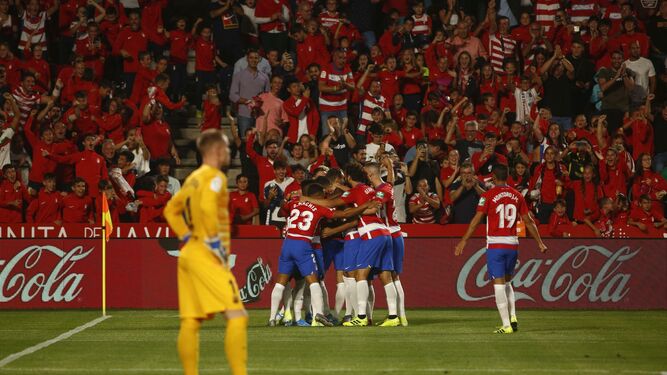 Los jugadores del Granada celebran el primer gol ante el Barcelona