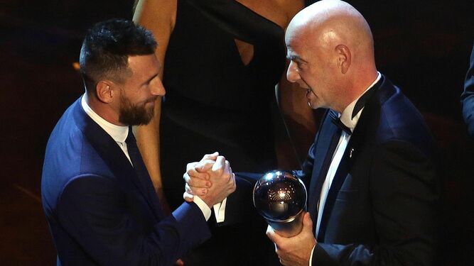 Messi recibe el The Best de manos de Infantino.
