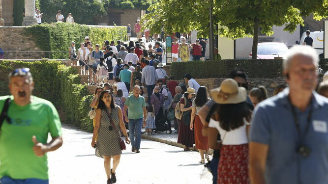 Turistas en la Alhambra durante el mes de agosto