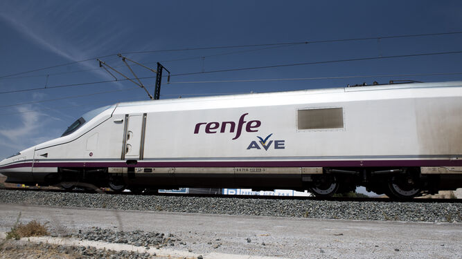 El tren AVE con origen Barcelona, en las proximidades de Granada capital