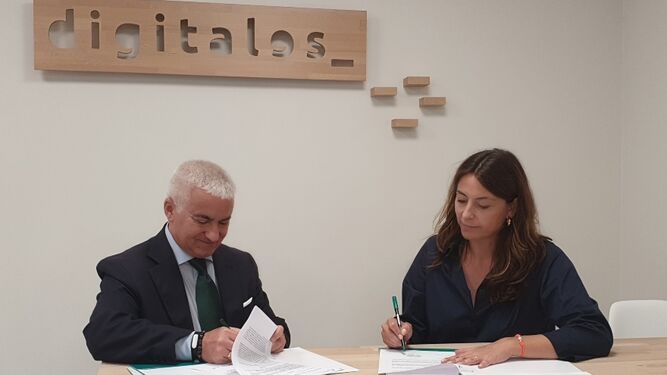 Vito Episcopo y  Alicia Richart firman el acuerdo.