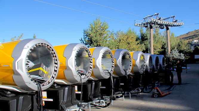 Los nuevos cañones de nieve producida de Sierra Nevada, desplegados en la estación