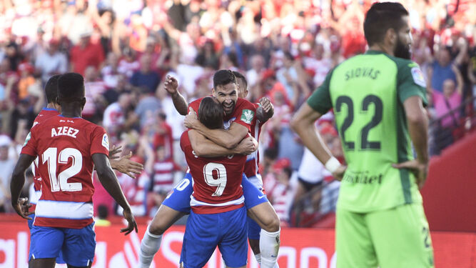 Roberto Soldado abraza a Antonio Puertas tras anotar el tanto del Granada CF.