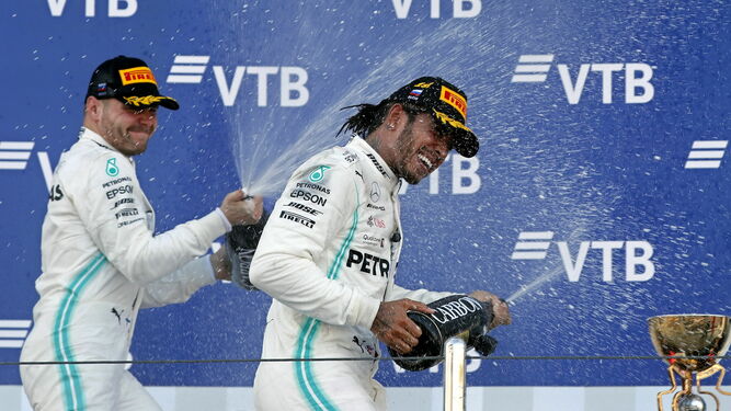 Hamilton celebra con Bottas la victoria