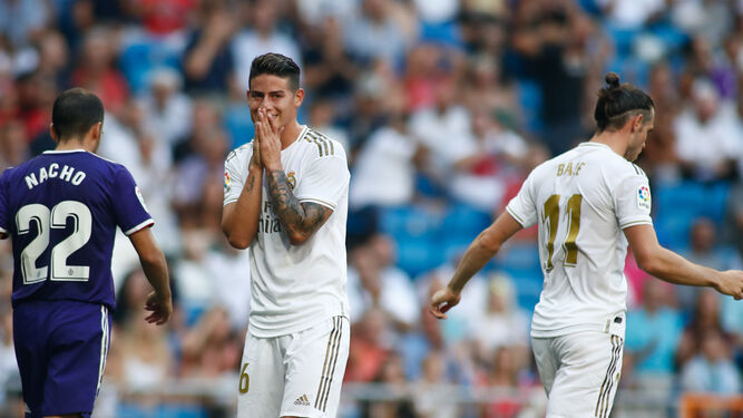 James se lamenta durante el partido en el que el Valldolid empató en el Bernabéu