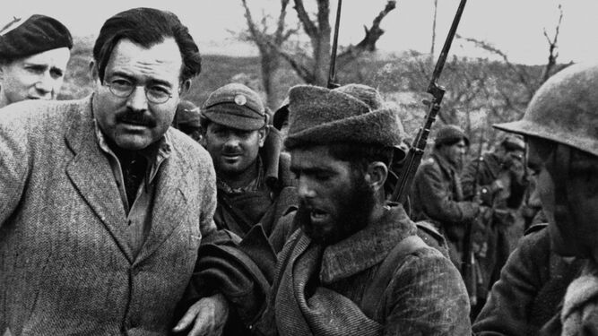 Hemingway, en el frente, retratado por Capa