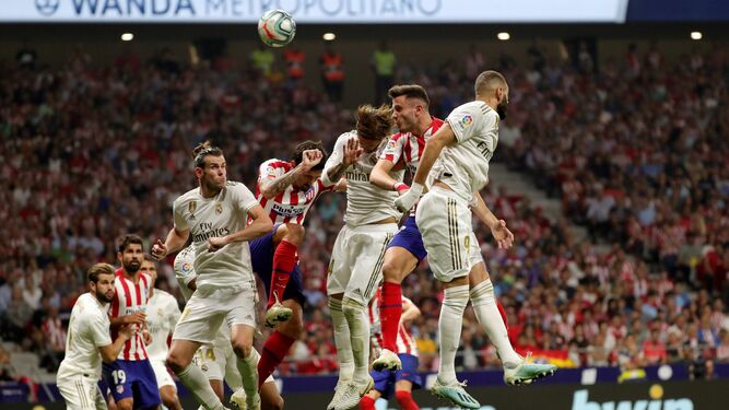 Uno de los peligros del Madrid es el juego aéreo con Ramos como protagonista.