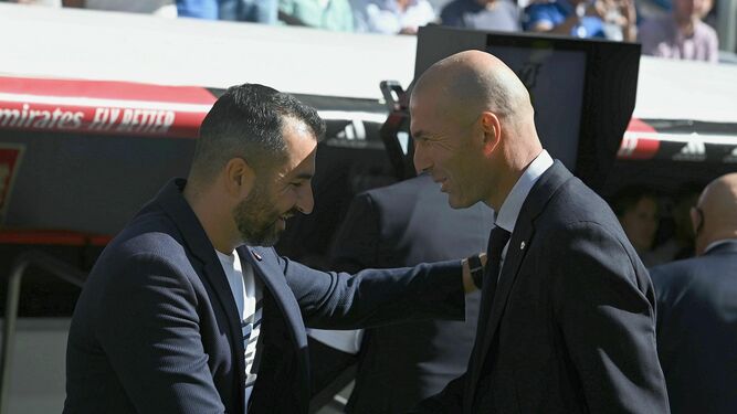 Diego Martínez y Zinedine Zidane se saludan antes del choque