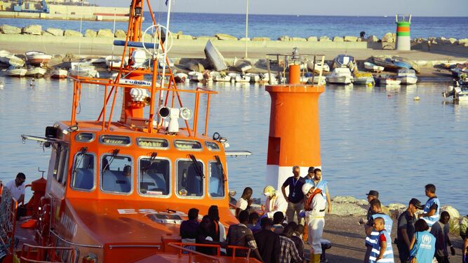 Imagen de archivo del barco de Salvamento Marítimo en el Puerto de Motril.