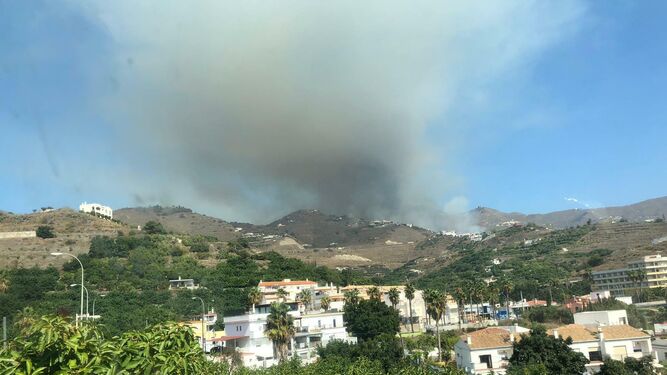 Columna de humo procedente del incendio vista desde Almuñécar.