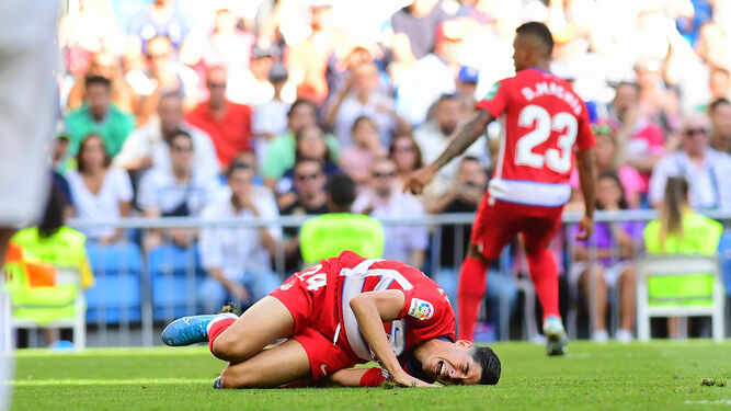 Carlos Fernández cae tendido en el suelo tras ser objeto de penalti por Areola.