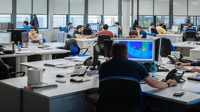 Empleados trabajan en una oficina de una empresa andaluza.