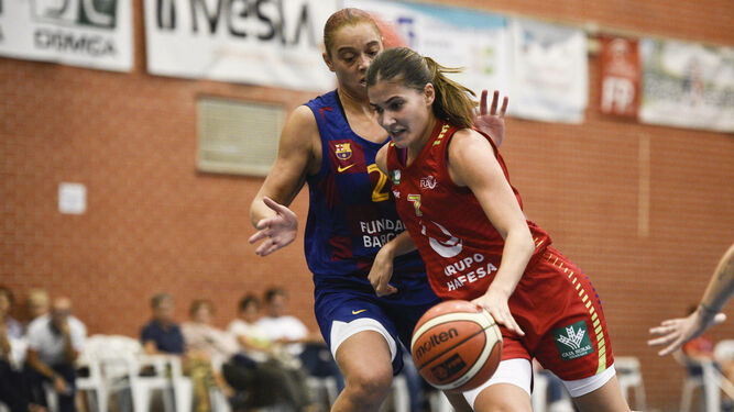 Laura Arrojo intenta la penetración el primer encuentro de la temporada disputado en Granada.