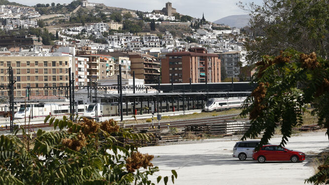 Vista de la estación de Granada con dos AVE 112 y el Avant 114