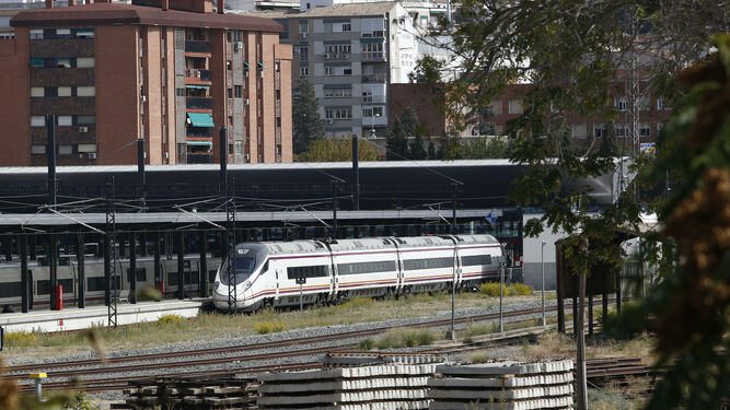 El tren Avant 114.006, en la Estación de Granada